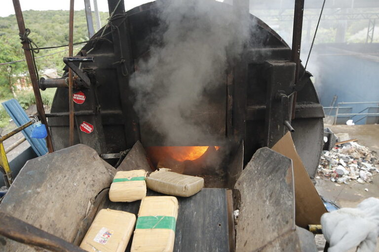 AM: 14 toneladas de drogas apreendidas são incineradas em Manaus