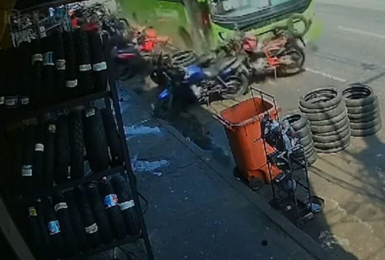 VÍDEO: Ônibus atropela e mata homem que arrumava moto em borracharia, no RJ