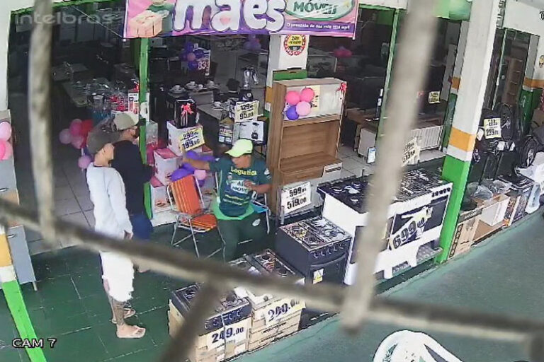 Dupla executa funcionário de loja com 13 tiros em Manaus