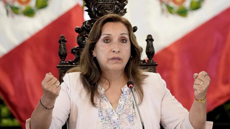 Presidente do Peru Dina Boluarte é acusada de deixar o cargo para fazer plástica