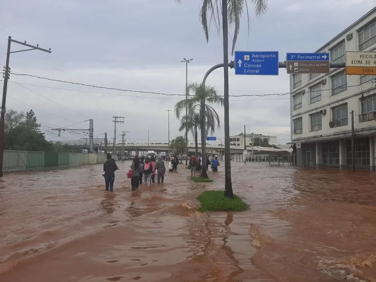 Em Porto Alegre, famílias deixam suas casas e esperam por ajuda em avenida