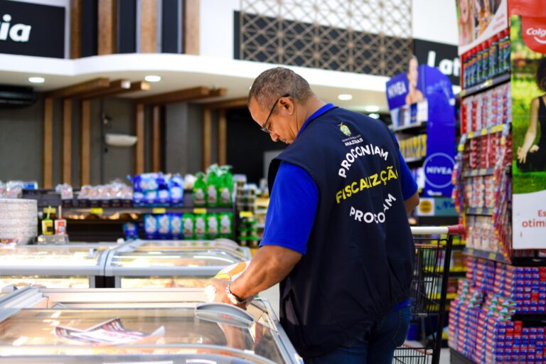 Supermercado é autuado por vender produtos vencidos em Manaus