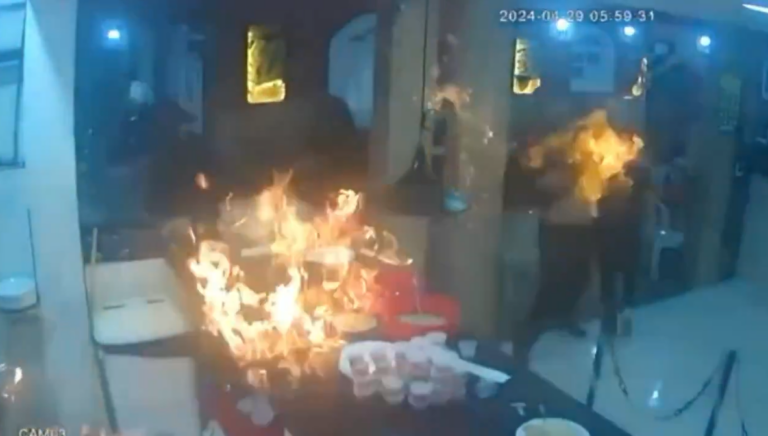 VÍDEO IMPRESSIONANTE: Explosão em churrascaria deixa 3 feridos no interior do RJ VÍDEO IMPRESSIONANTE: Explosão em churrascaria deixa 3 feridos no interior do RJ