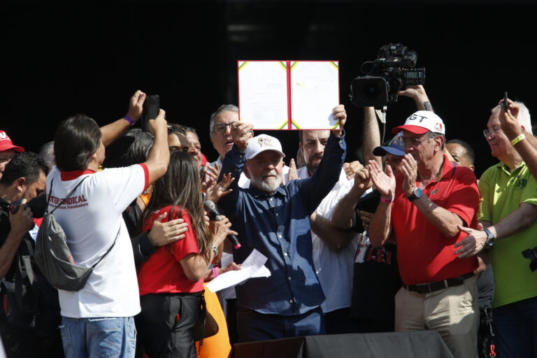 Lula sanciona lei que altera tabela do Imposto de Renda e isenta quem ganha até R$ 2.824