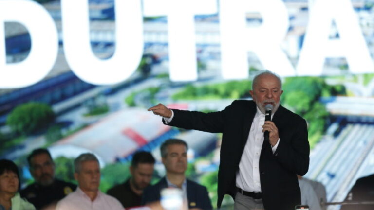 Lula inaugura obra e encara novo protesto por verba para educação em SP