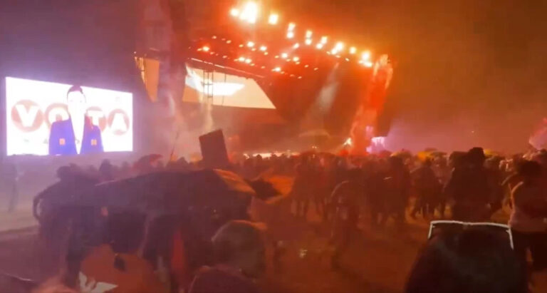 VÍDEO: Desabamento de palco em comício político deixa 9 mortos no México