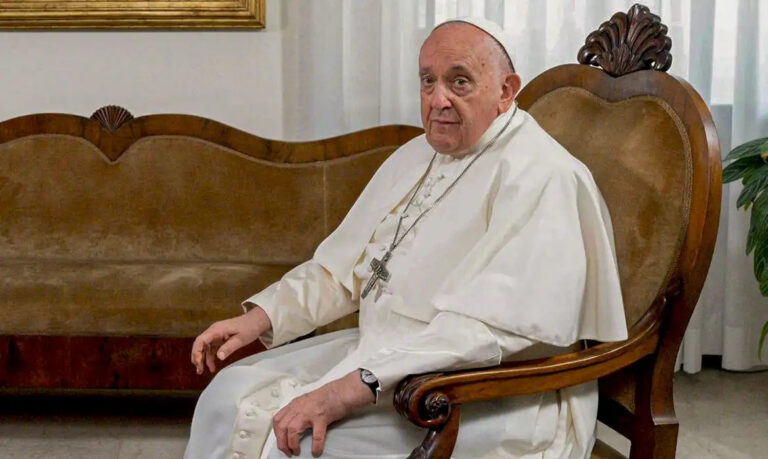 Arcebispo é excomungado após chamar Papa Francisco de "servo de Satanás"