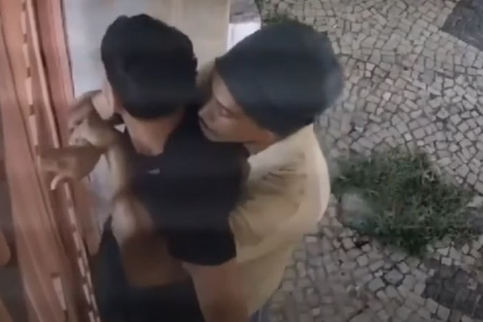 A cena foi registrada por câmeras de segurança de condomínio.