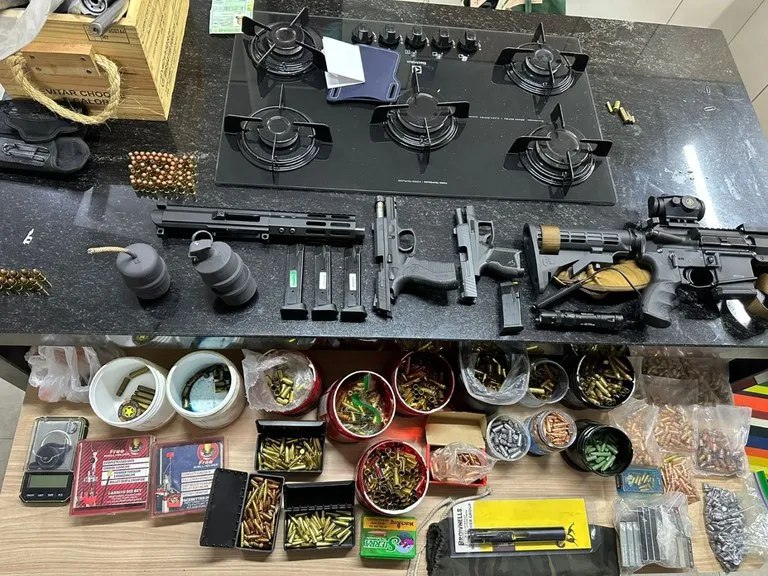 13 homens foram presos durante a ação policial.