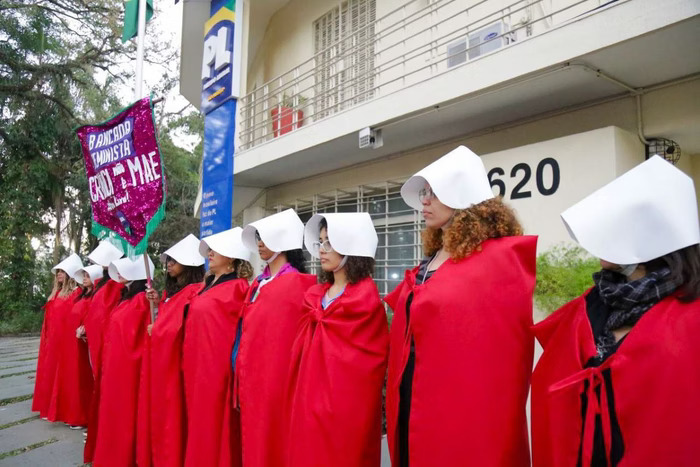 VÍDEO: Parlamentares do PSol protestam em SP contra PL do aborto caracterizadas como na série "O Conto da Aia"