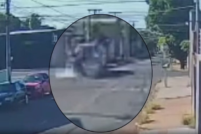 VÍDEO: Casal em moto "voa" por 15 metros ao bater em carro, no MS