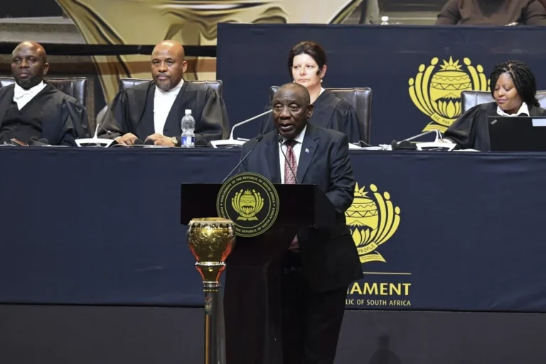 Cyril Ramaphosa é reeleito presidente da África do Sul