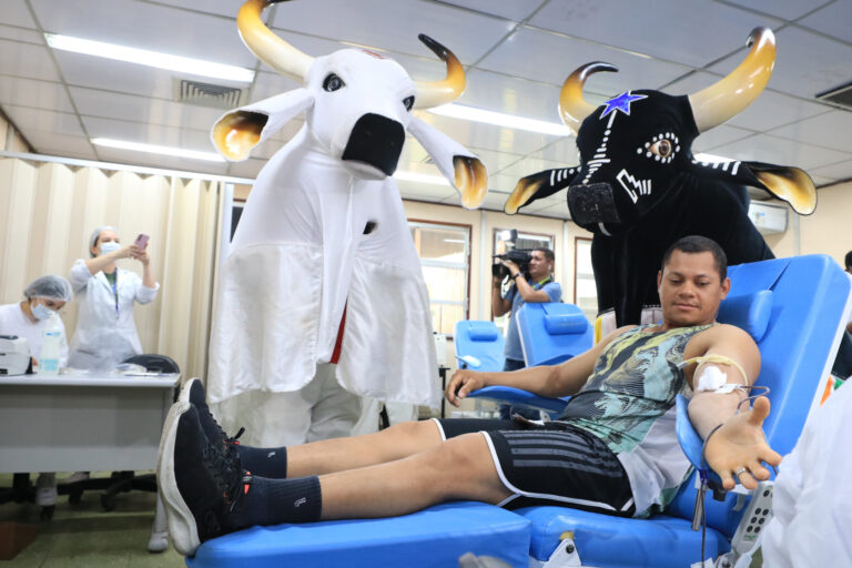 Com bois Caprichoso e Garantido, Hemoam lança campanha para incentivar a doação de sangue