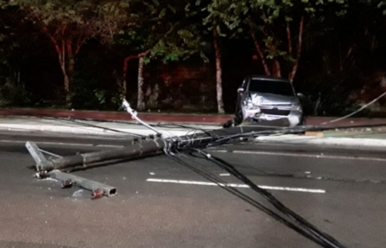 Motorista perde o controle do carro e arranca poste em avenida de Manaus