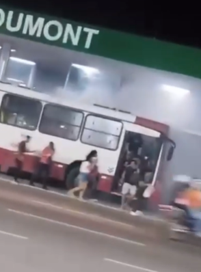 VÍDEO: Ônibus da linha 640 pega fogo e passageiros saem correndo, em Manaus