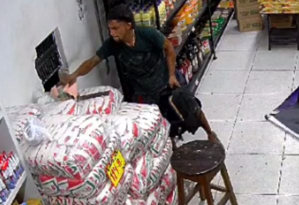 VÍDEO: Assaltante quebra a parede com “cofre” e leva dinheiro de mercadinho, em Manaus