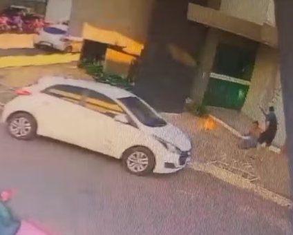 VÍDEO: Mulher atea fogo em homem no meio da rua em TO