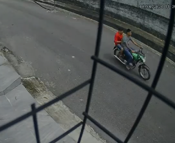 VÍDEO: Criminosos cercam mulher e assaltam à luz do dia, em Manaus
