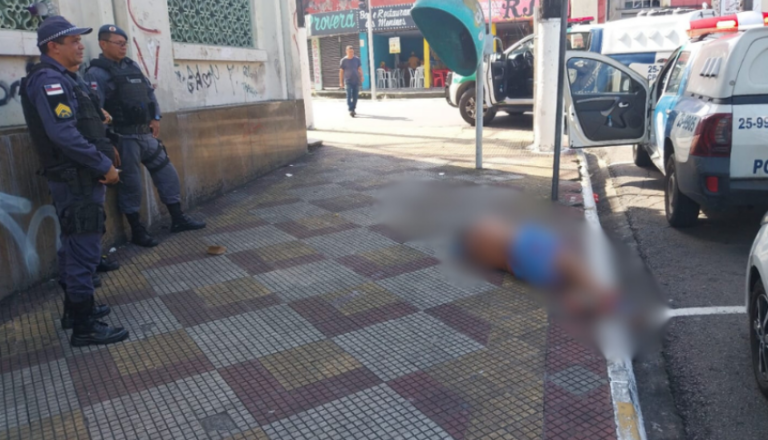 Ao ser preso, assaltante tenta se enforcar dentro de viatura, em Manaus Ao ser preso, assaltante tenta se enforcar dentro de viatura, em Manaus