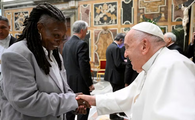 Papa Francisco brinca ao receber artistas no Vaticano: “O humor não ofende”