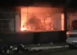 VÍDEOS: Incêndio atinge parte do ginásio do Atlético Rio Negro Clube, em Manaus