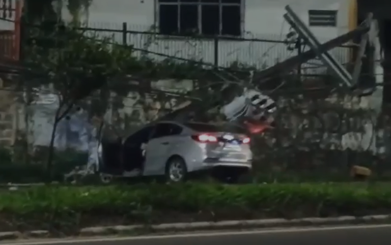VÍDEO: Carro colide com poste e duas pessoas ficam feridas, em Manaus; motorista teria cochilado