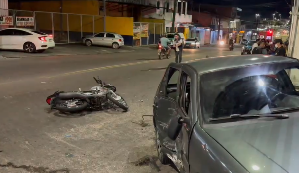 VÍDEO: Motociclista é arremessado ao colidir com carro em Manaus