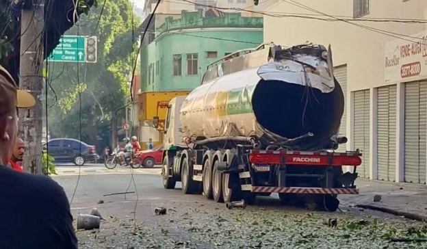 Vídeo: Caminhão-tanque explode e causa pânico em moradores, no Rio de Janeiro