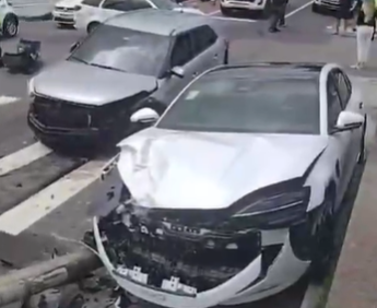 VÍDEO: Carro de test drive causa acidente e deixa taxista ferido, em Manaus