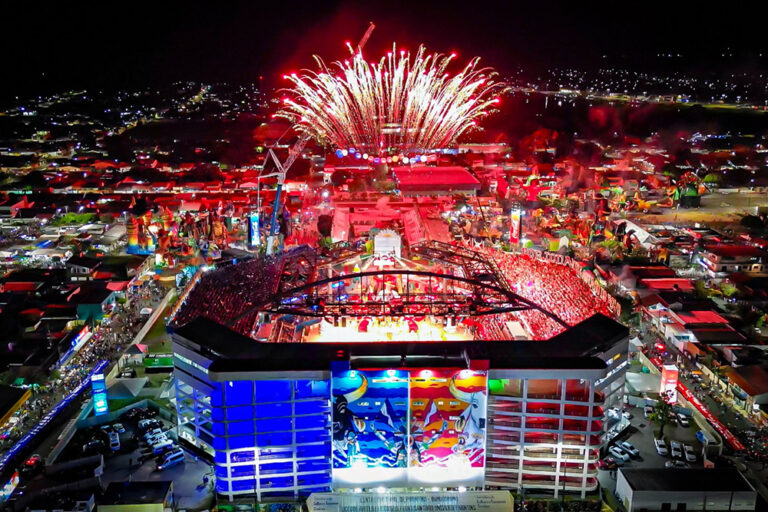 TCE suspende tratativas e verbas para Festival de Parintins de 2025 após ciência de venda antecipada de ingressos e passagens