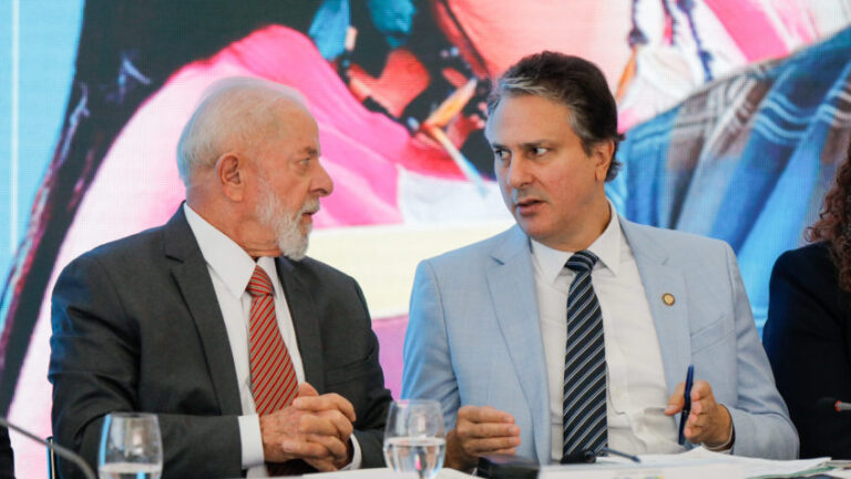 Lula assina PL que institui o novo Plano Nacional de Educação
