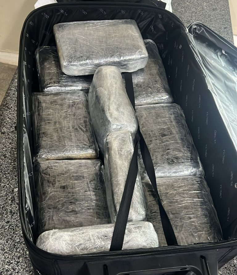 Mulher é presa ao tentar embarcar com 10 tabletes de maconha, em São Gabriel da Cachoeira, no AM