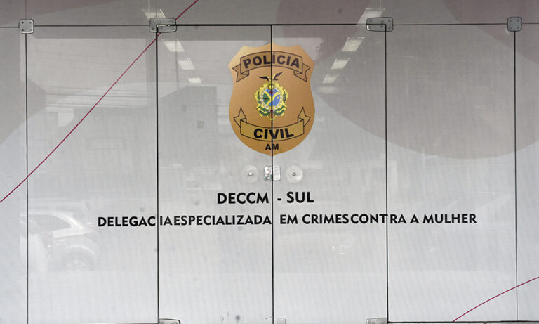 Após crise de ciúmes, homem esfaqueia ‘amiga’ na frente do filho de 4 anos, em Manaus