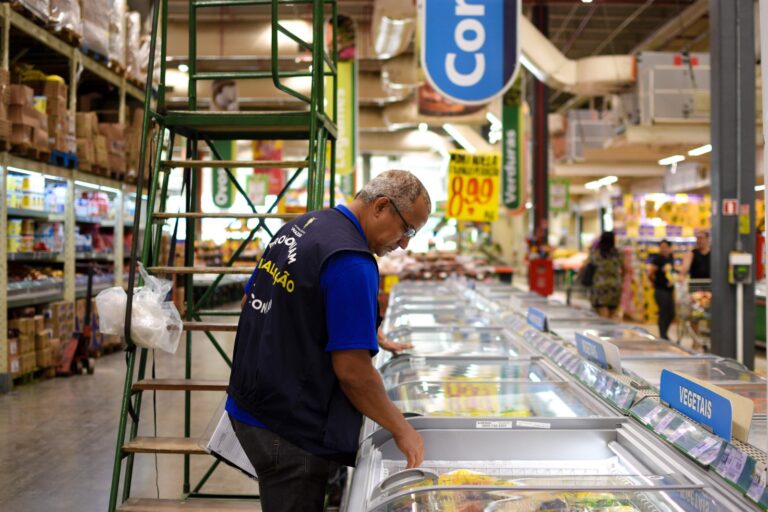 Supermercado de Manaus é autuado por vender peixe com peso diferente entre balanças e causar preços elevados