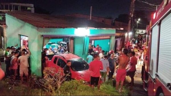 Carro desgovernado invade bar, mata homem e deixa dois feridos, na Zona Leste de Manaus