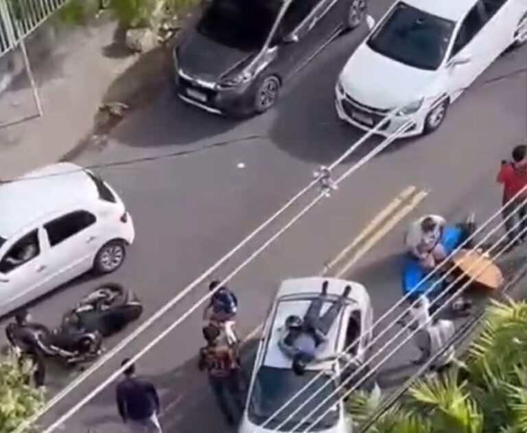 VÍDEO: Motociclista é arremessado e cai em cima de carro durante acidente em Manaus