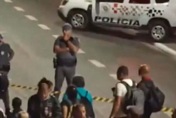 Suspeitos com arma de brinquedo são mortos a tiros por policiais, em SP