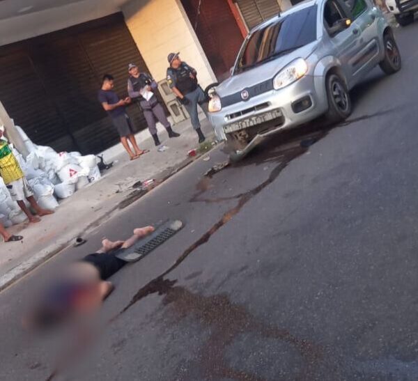 VÍDEO: Motociclista fica gravemente ferido ao colidir com carro, em Manaus
