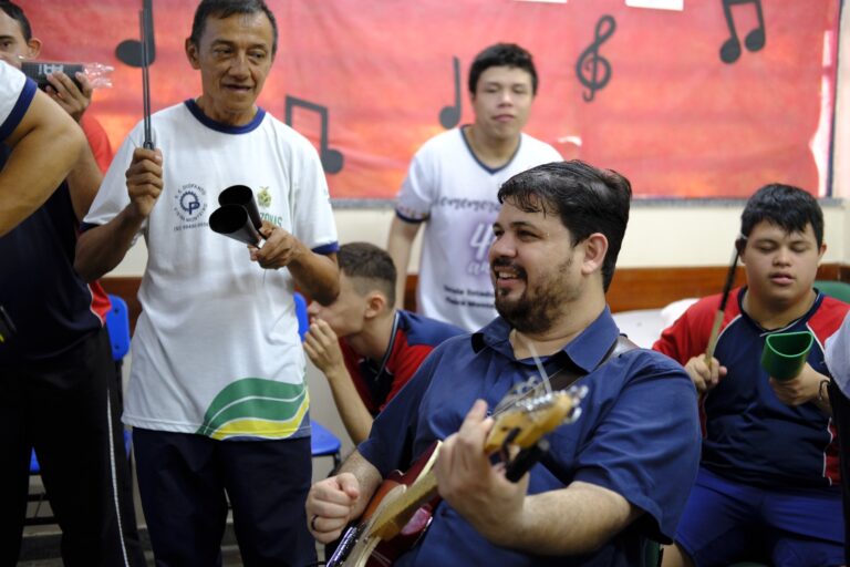Projeto "Música nas Escolas" leva inclusão social e arte a crianças especiais da rede pública de ensino do AM