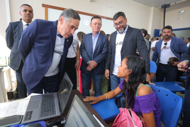 Presidente do STF, Luiz Roberto Barroso participa de ações de cidadania em Humaitá, no Amazonas