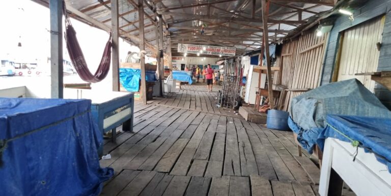 Corpo de peixeiro é encontrado amarrado e com marcas de tiros, na Feira da Panair, em Manaus