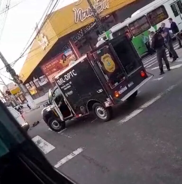 VÍDEO: Motociclista morre atropelado ao colidir com ônibus do transporte coletivo, em Manaus