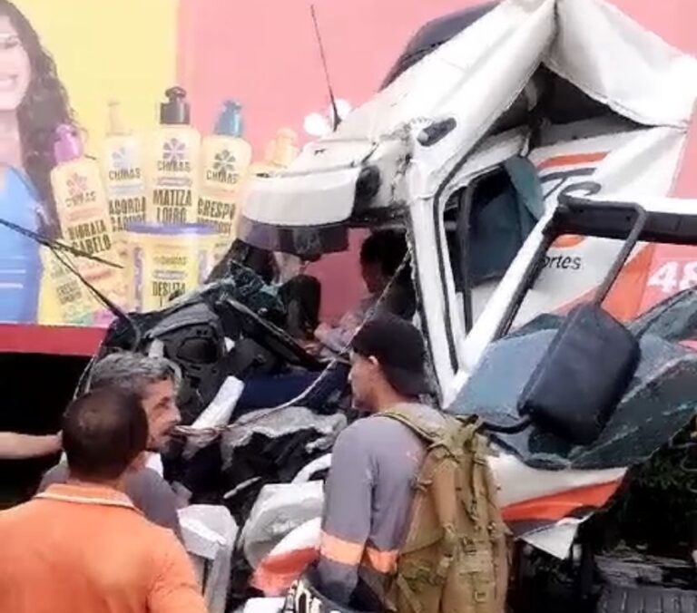 VÍDEOS: Mulher fica presa às ferragens após acidente com caminhão em Manaus