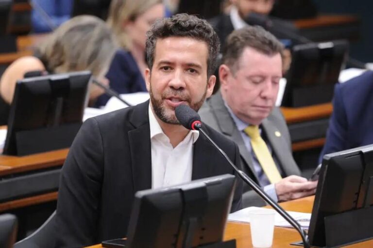 Polícia Federal indicia deputado André Janones em investigação de “rachadinha”