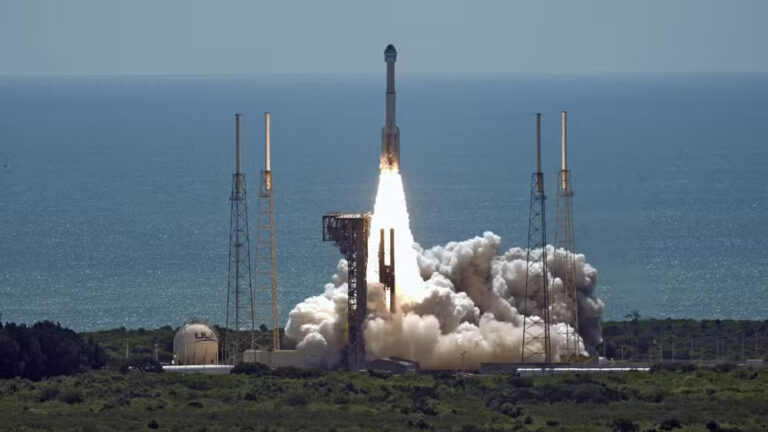 Astronautas ficam "presos" no espaço após problema com nave da Boeing, sem data para voltar à Terra