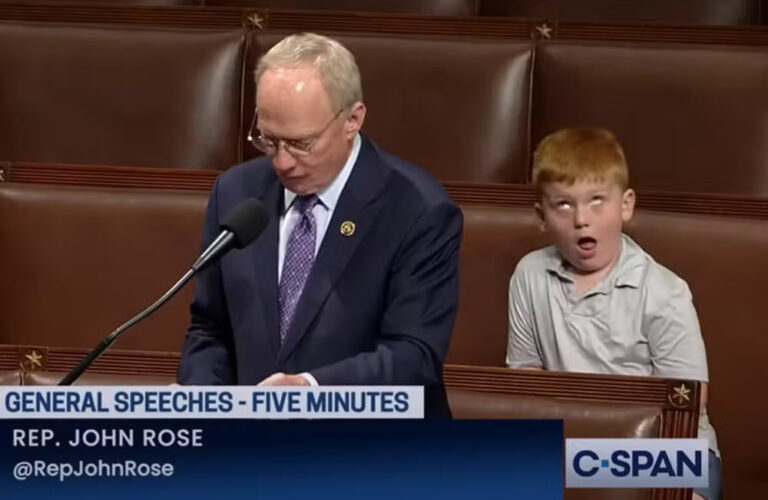 VÍDEO: Filho de deputado faz caretas enquanto pai faz discurso pró-Trump no congresso americano