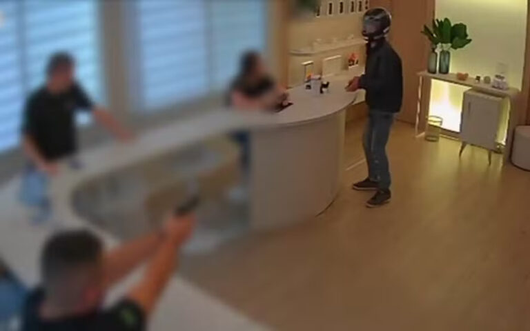VÍDEO: Ladrão entra em loja de celulares, anuncia assalto e é baleado 5 vezes pelo dono