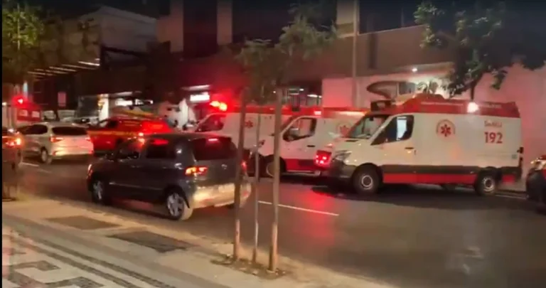 Elevador com 22 pessoas despenca e deixa 8 feridos em MG Elevador com 22 pessoas despenca e deixa 8 feridos em MG