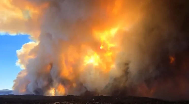 Incêndio sem controle atinge o Sul da Califórnia, nos EUA