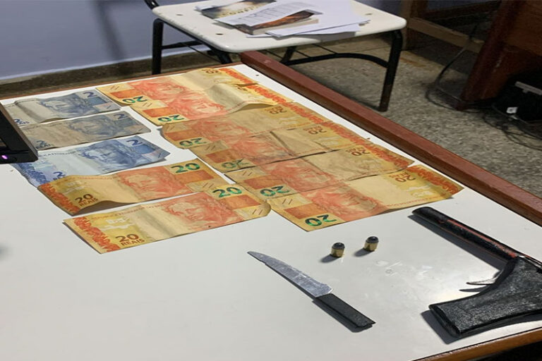 Em Uarini, PC-AM prende homem com armas, dinheiro e munições